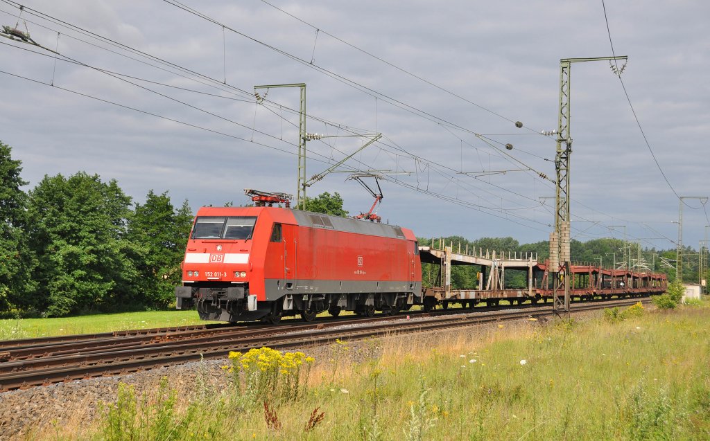 152 011 mit einer Leerwagengarnitur in Richtung Ansbach.Bild entstand in Oberdachstetten am 18.7.2012