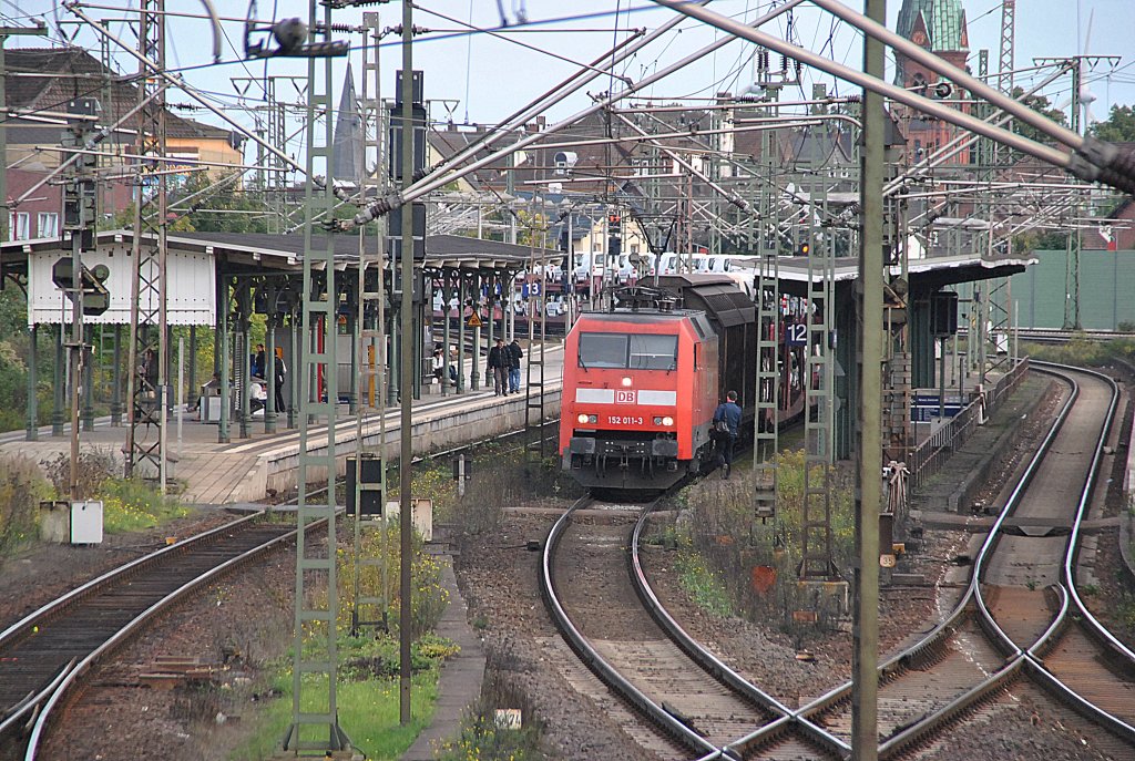 152 011- seht am 30.09.2010 in Lehrte, beim Personalweschel, am Gleis 12. Fotografiert von Balkon des Museumstellwerk.