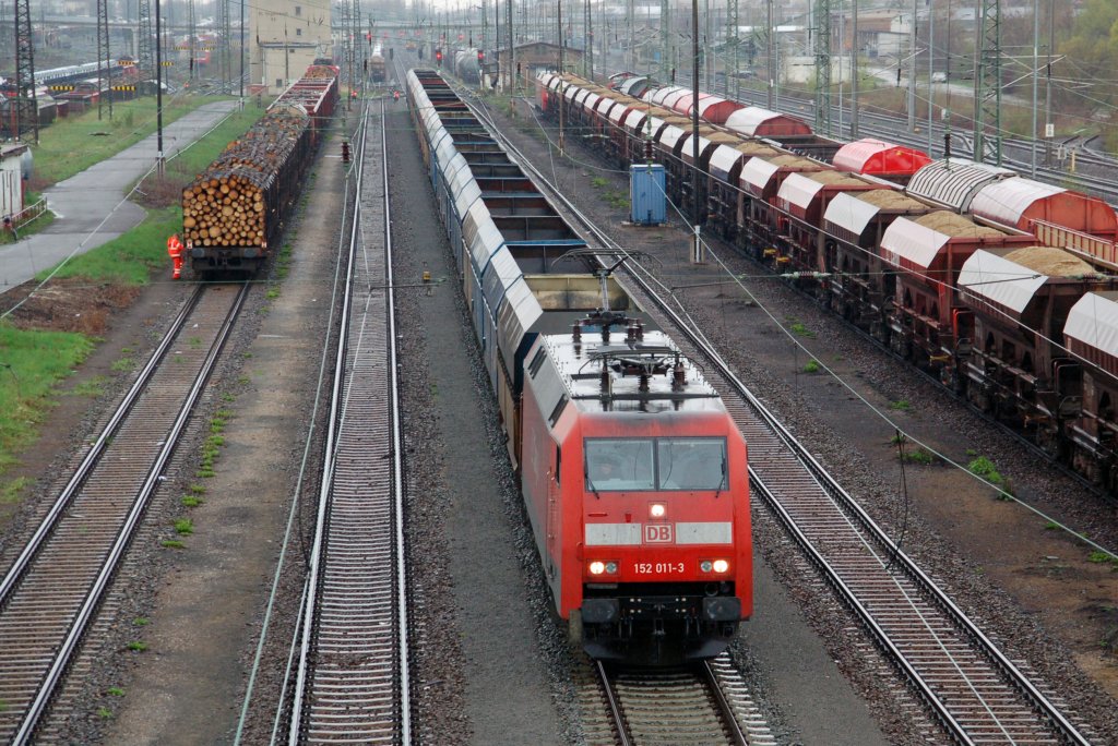 152 011 zieht am 15.04.10 einen leeren Kohlenzug durch den Rbf Engelsdorf Richtung Wurzen.