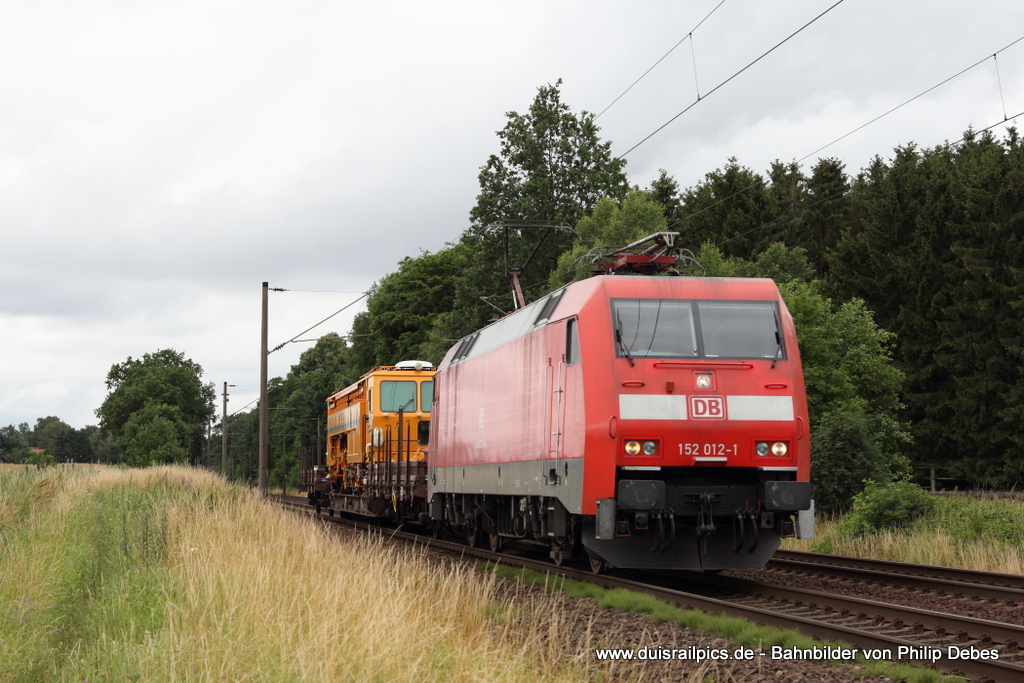 152 012-1 (DB) fhrt am 13. Juli 2012 um 15:08 Uhr mit einem Gterzug durch Reindorf