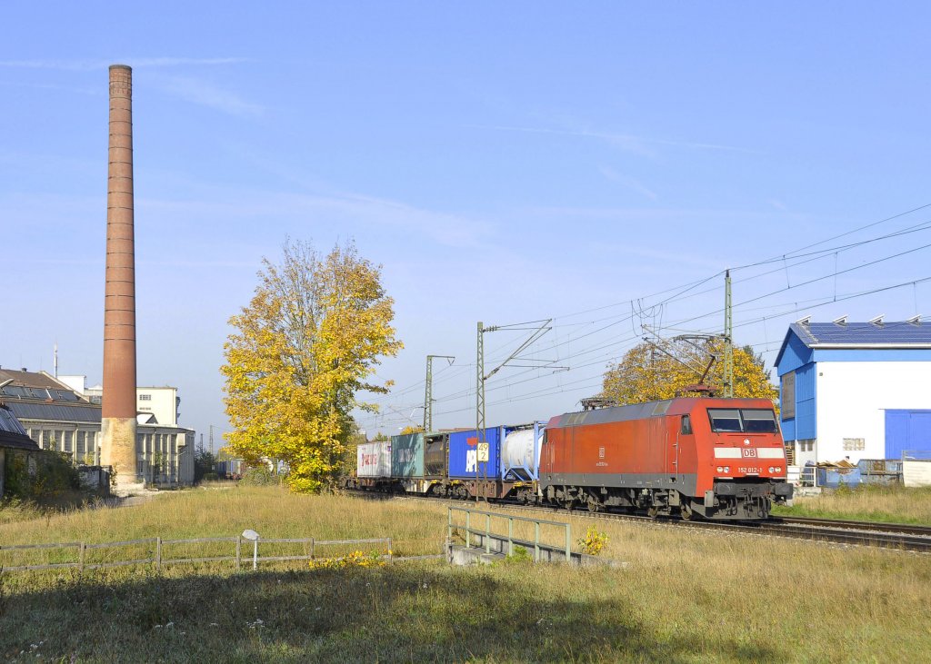 152 012 ist mit einem KLV auf der Filsbahn Richtung Ulm unterwegs.Aufgenommen in Salach am 20.10.2012.