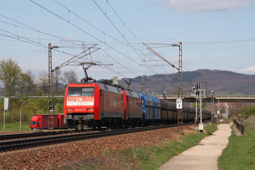 152 013 fahrt mit ihrer Schwesterlok einen GZ in Richtung Heidelberg.Am 09.04.10 in Grosachsen-Heddesheim.