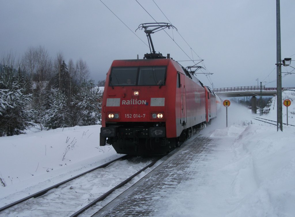 152 014 und 044 von Railion durchfuhren am 19.12.10, mit einem gemischten Gterzug, Stockheim(Oberfr) Richtung Kronach.