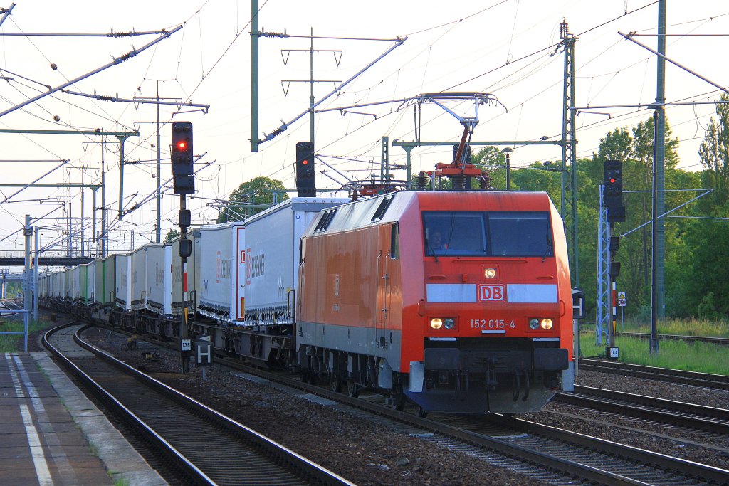 152 015-4 DB kommt durch Berlin-Flughafen-Schnefeld mit einem LKW-Zug aus Richtung Potsdam und fhrt in Richtung Berlin-Zoo,Polen bei der Abendstimmung am 19.5.2012.