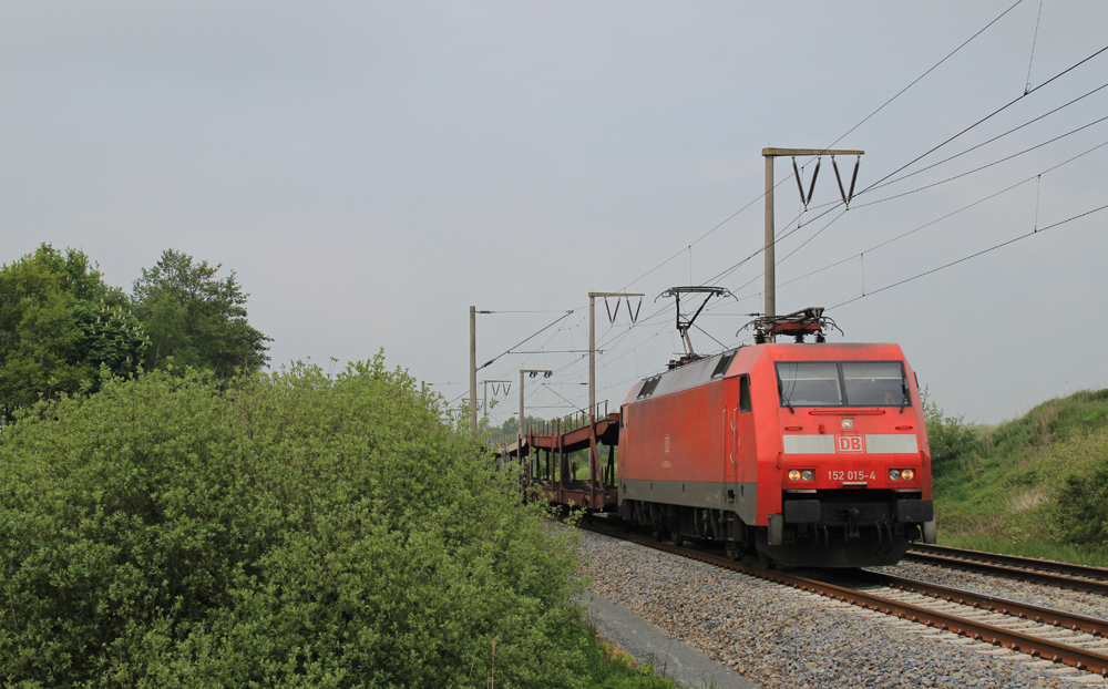 152 015-4 fuhr am 30.05.2013 mit einem leeren Autozug von Emden nach Osnabrck, hier bei Veenhusen.