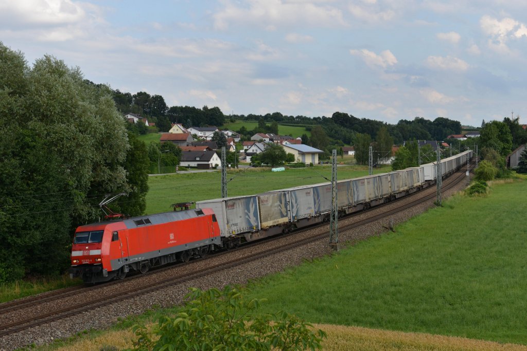 152 015 mit einem Containerzug am 09.07.2012 unterwegs bei Ergoldsbach.