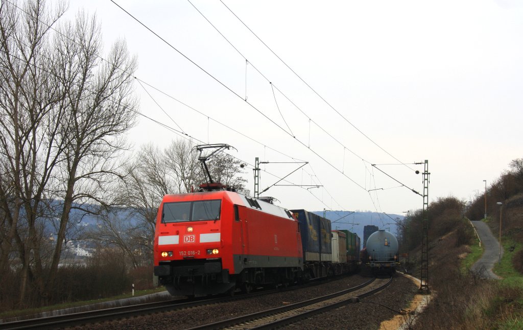 152 016-2 DB kommt aus Richtung Kln mit einem langen LKW-Zug aus Kln-Eifeltor nach  Verona(I) und fhrt in Richtung Koblenz auf der Rechte Rheinstrecke KBS 465 bei Kasbach-Linz am Kalten 3.4.2013.