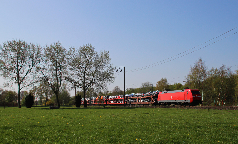152 016-2 fuhr am 04.05.2013 mit einem Autozug von Osnabrck nach Emden, hier bei Eisinghausen.