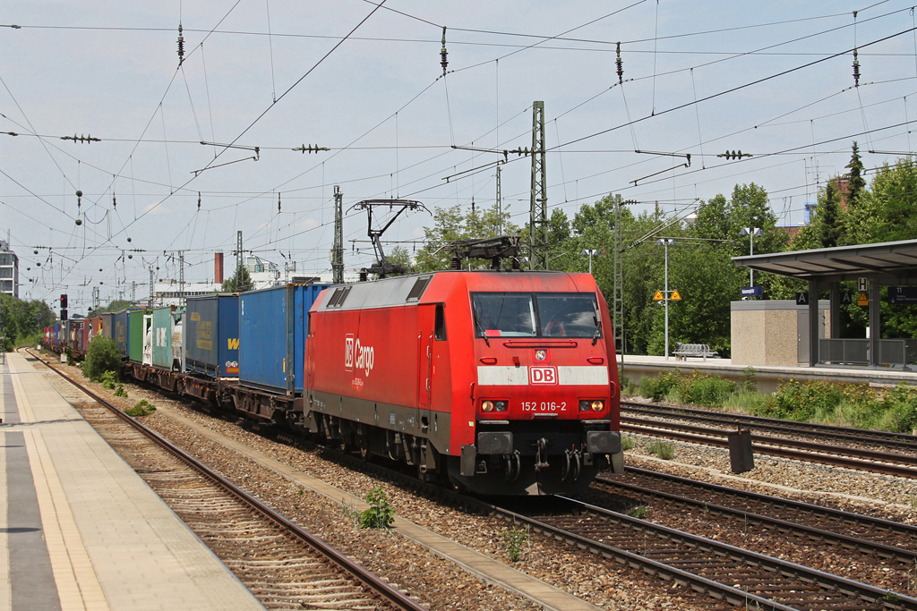 152 016 mit einem Containerzug am 31.05.2011 am Heimeranplatz in Mnchen.