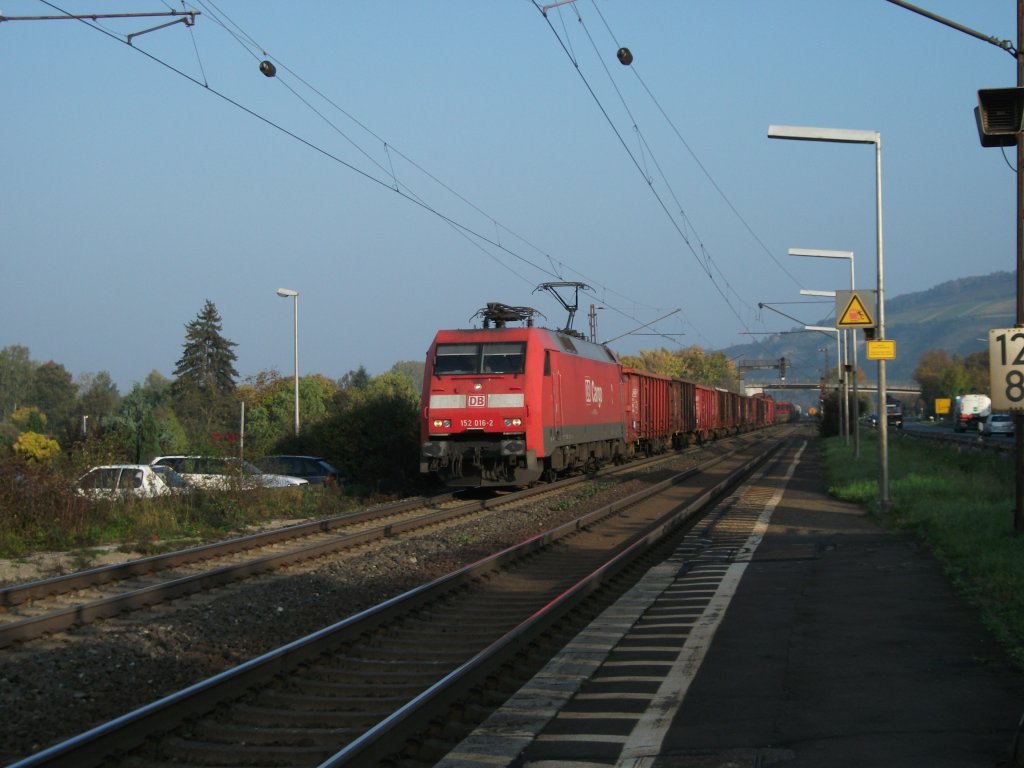 152 016 mit gemischten Gterzug am 13.10.10, Richtung Wrzburg, durch Thngersheim.