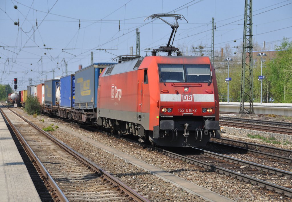 152 016 mit KLV-Zug in Mnchen-Heimeranplatz am 19.4.2011


