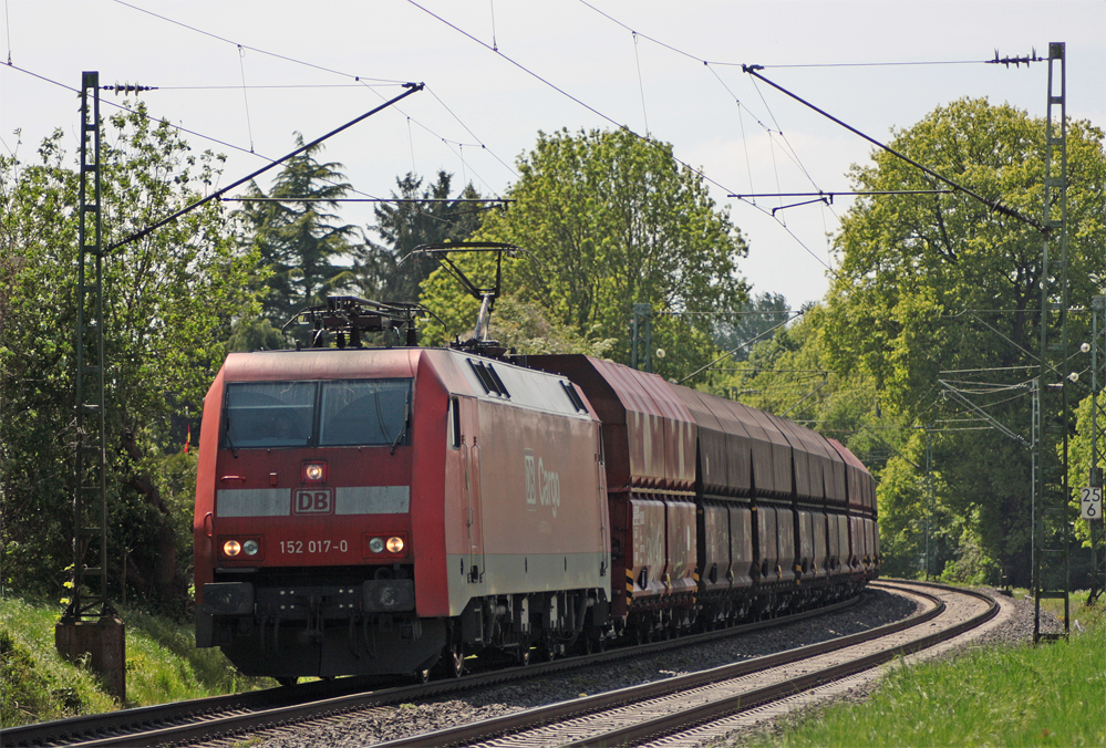 152 017-0 mit einem Gterzug Richtung Mnchengladbach am Km 25.8 kurz vor Geilenkirchen, 19.5.10