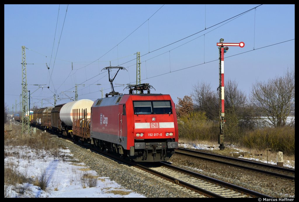 152 017-0 mit ihren Gterzug bei Eggolsheim. Glcklicherweise stehen hier noch die alten Formsignale. Das Foto wurde am 1. Februar 2012 aufgenommen.