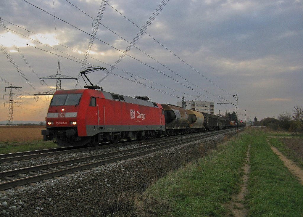 152 017 mit Gz richtung Frankfurt(Main).Am 21.11.09 in Lampertheim.