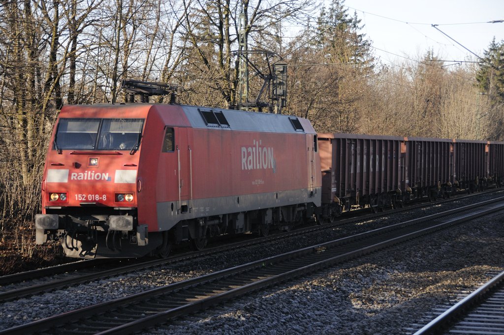 152 018-8 macht sich vor einem EAOS-Ganzzug n�tzlich. Aufgenommen bei Gronsdorf, Fahrtrichtung Rosenheim, am 03. Dezember 2009.