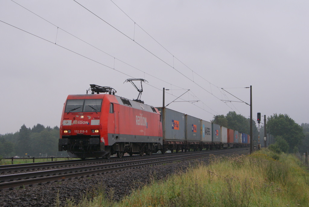 152 018-8 mit einem Containerzug in Reindorf am 04.08.2011