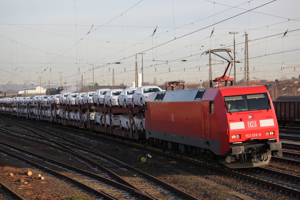 152 018 mit einer Ladung Audis auf dem Weg Richtung Hamm und von dort weiter zu einem Frachthafen am 17/01/2012 durch den Gbf Paderborn.
