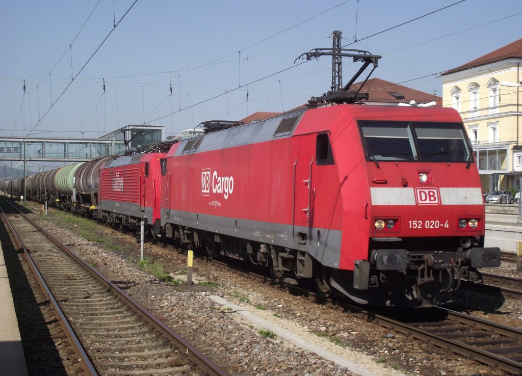 152 020-4 und 189 056-5 stehen am 26. August 2011 mit einem langem Kesselwagenzug im Regensburger Hbf.
