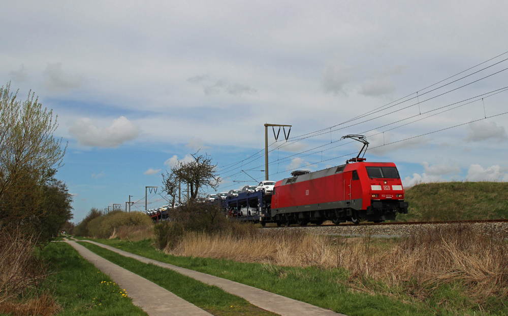 152 020-4 fuhr am 30.04.2013 mit einem Autozug von Emden nach Osnabr�ck, hier in Leer.