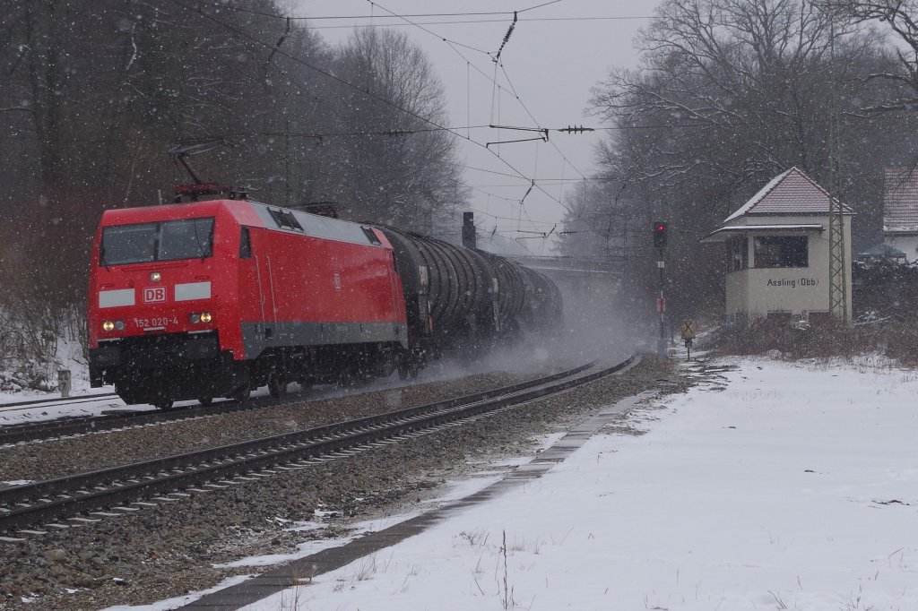152 020 mit Kesselwagenzug am 15.02.2013 in Aling. 
