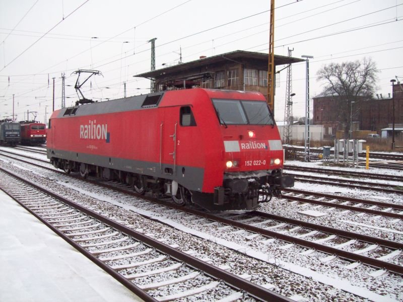152 022-0 bei der Einfahrt in den Bahnhof Angermnde am 30.12.2009