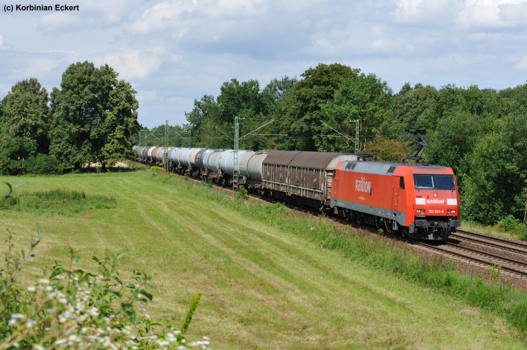 152 022-0 mit dem leeren Kerosinzug vom Flughafen Mnchen nach Ingolstadt bei Feldmoching, 20.08.2011