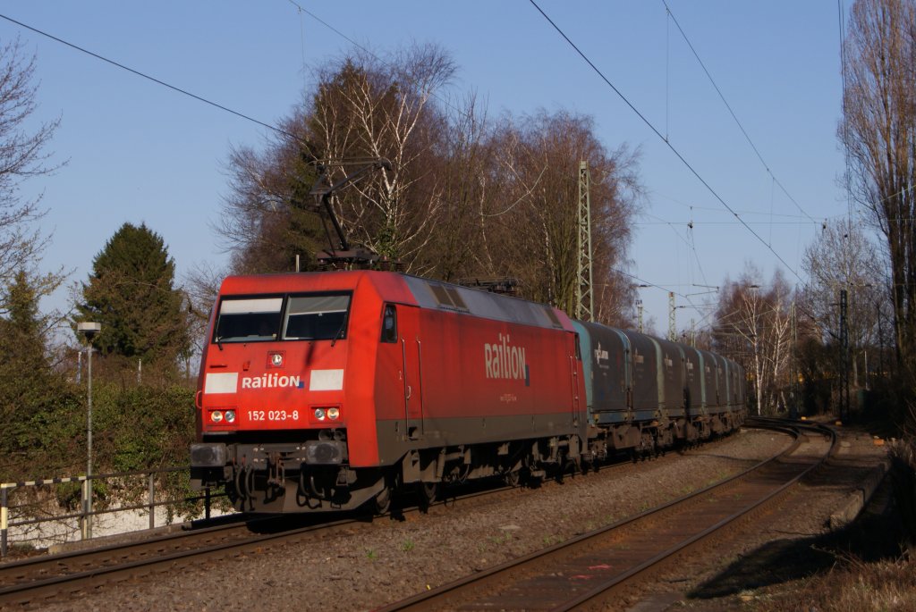 152 023-8 mit einem gemischten G�terzug bei der Durchfahrt durch Gelsenkirchen Buer Nord am 19.03.2011