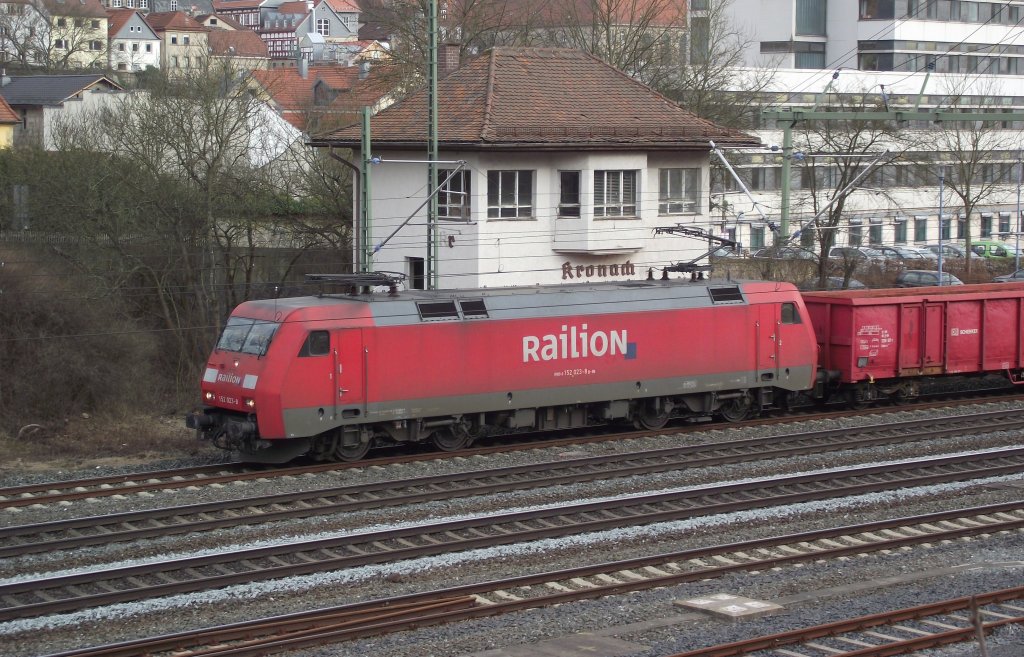 152 023-8 steht am 10. M�rz 2011 vor dem ehemaligen Stellwerk Nord in Kronach.