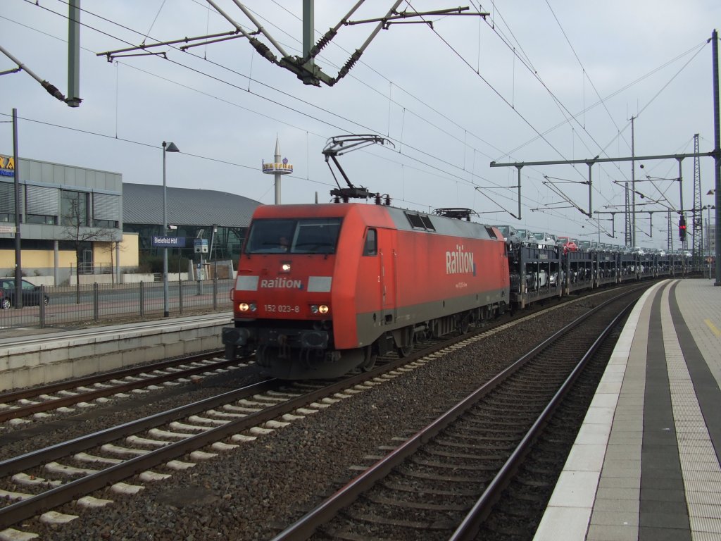 152 023-8 zieht einen Zug mit neuen Opels durch Bielefeld. 28.02.2011.