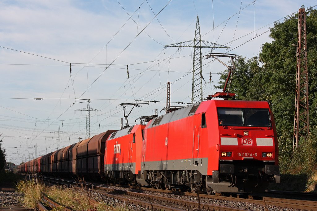 152 024 und 152 047 am 30.9.12 mit einem Kohlezug bei der Durchfahrt durch Ratingen-Lintorf.