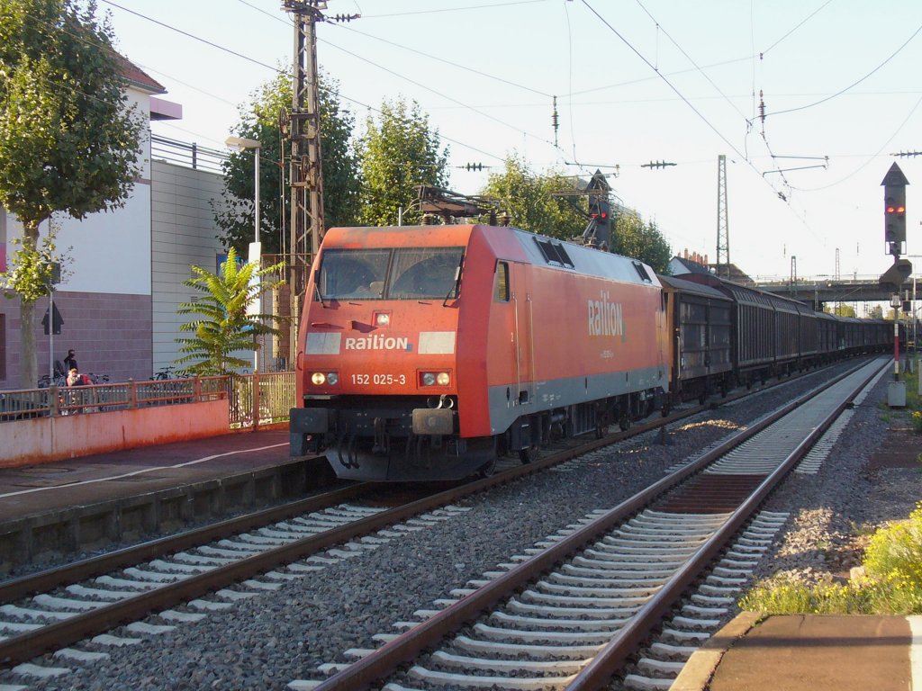 152 025-3 zieht einen gemischten Gterzug am 30.09.2011 durch Schwetzingen 
