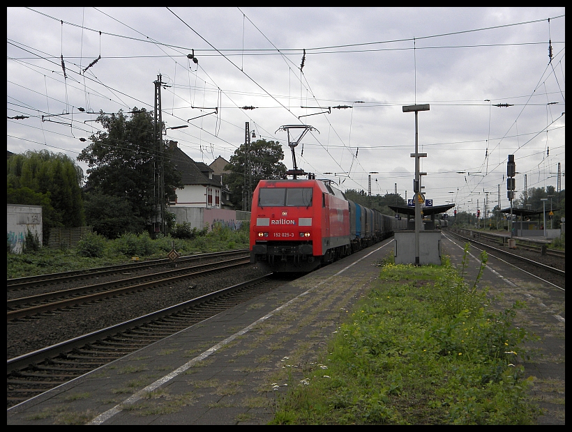 152 025 bei der Durchfahrt durch Duisburg-Rheinhausen
