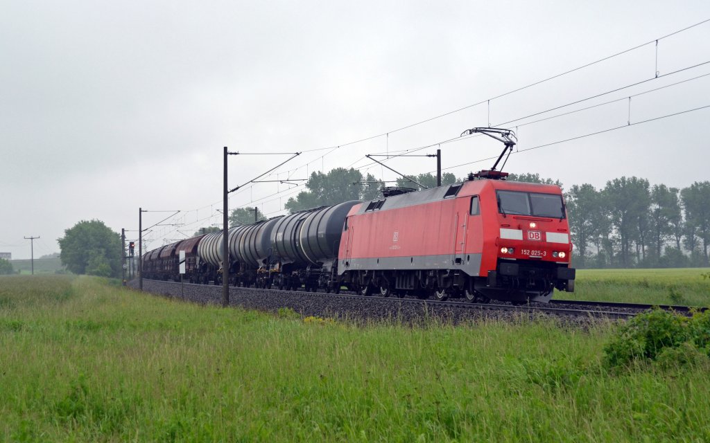 152 025 zog am 01.06.13 einen gemischten Gterzug durch Benndorf Richtung Bitterfeld.
