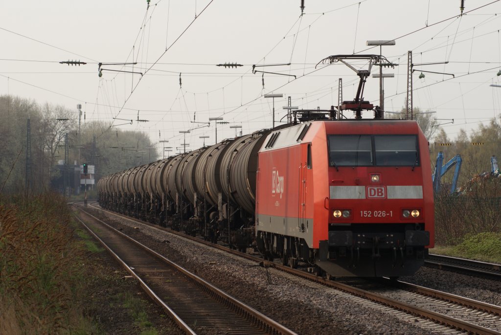 152 026-1 mit einem Kesselwagenzug in Hilden am 13.04.2010