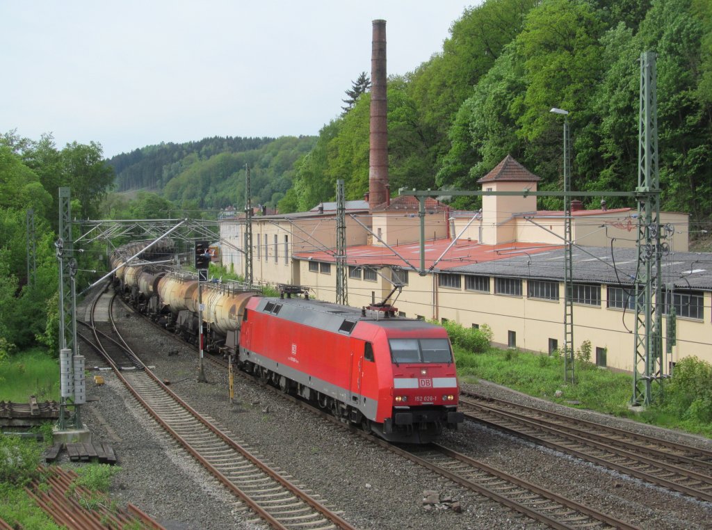 152 026-1 zieht am 16. Mai 2013 einen Knickkesselzug durch Kronach.