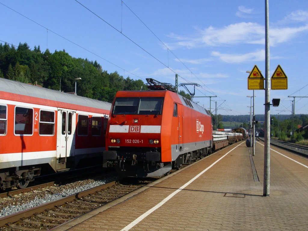 152 026-1 zieht am 21. August 2010 einen Gterzug durch Kronach.