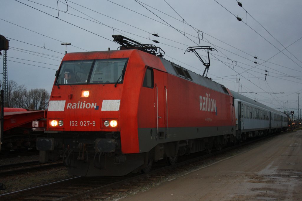 152 027 im Personenzugverkehr mitten auf dem Rangiebahnhof in Seelze