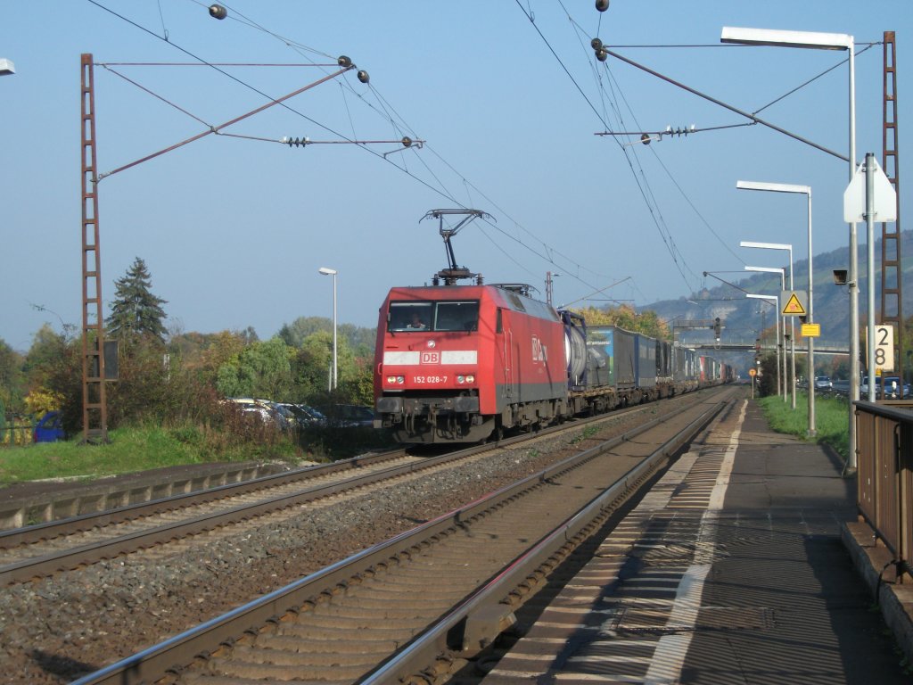 152 028-7 mit Containerzug am 13.10.10, Richtung Wrzburg, durch Thngersheim.
