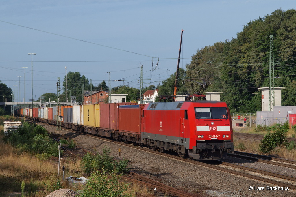152 028-7 rollt am 09.08.13 mit einem langen Kistenzug durch Tostedt gen Hamburg.