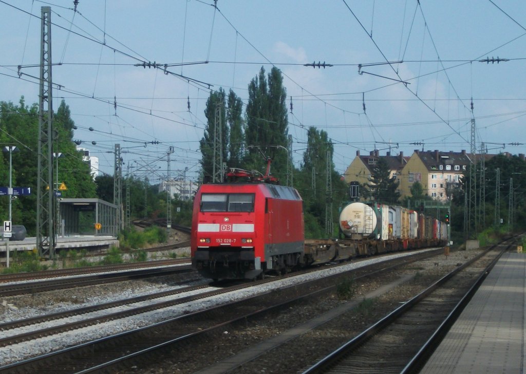 152 028 durchfhrt am 28.Juli 2012 mit einem KLV-Zug den Bahnhof Heimeranplatz Richtung Laim.