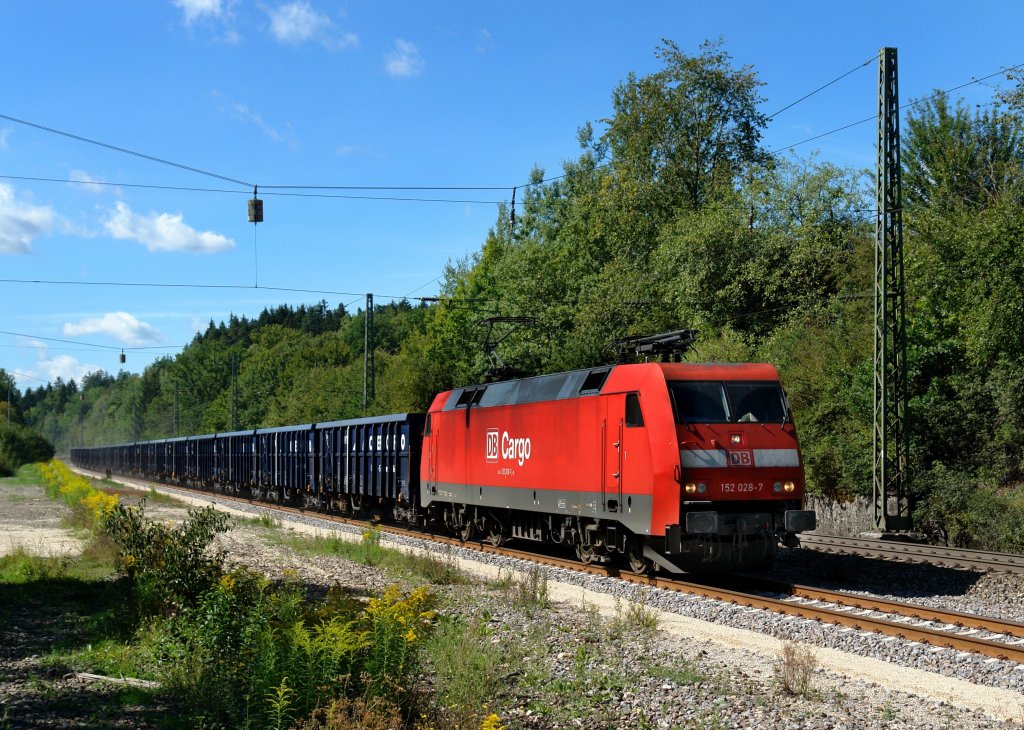 152 028 mit einem Gterzug am 06.09.2011 bei Mhren.