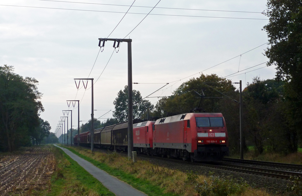 152 029-5 fuhr am 31.10.2012 mit einer 145 im Schlepp und einem gemischten Gterzug von Osnabrck nach Emden, hier in Eisinghausen.