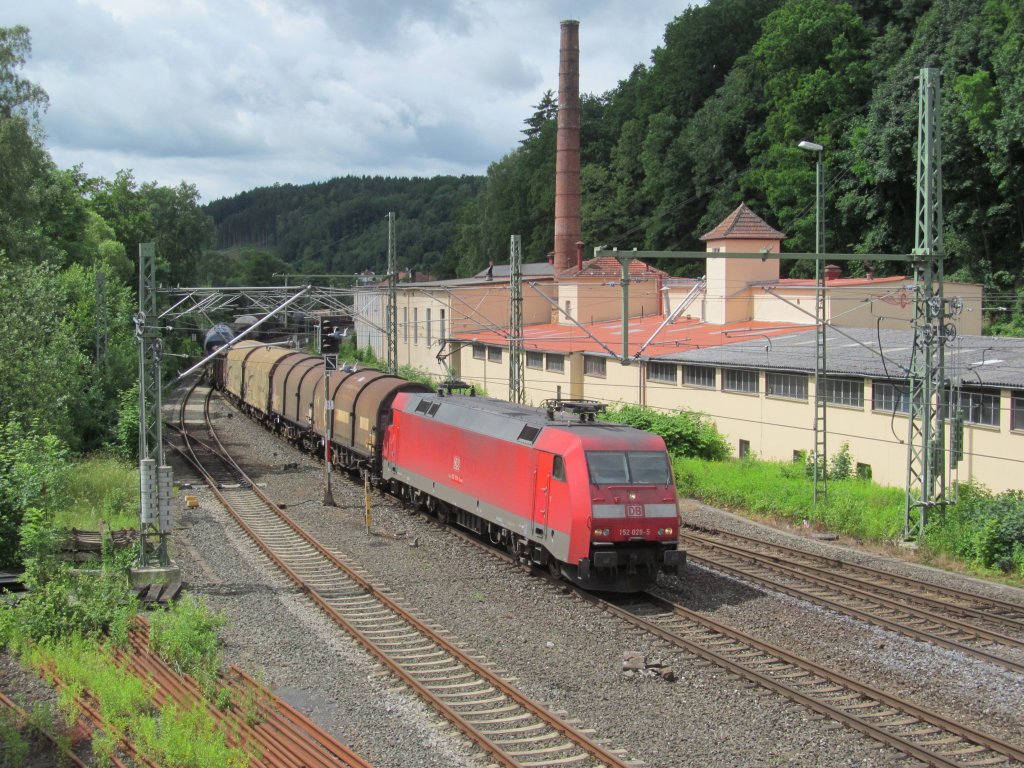 152 029-5 zieht am 23. Juni 2013 einen gemischten Gterzug durch Kronach.