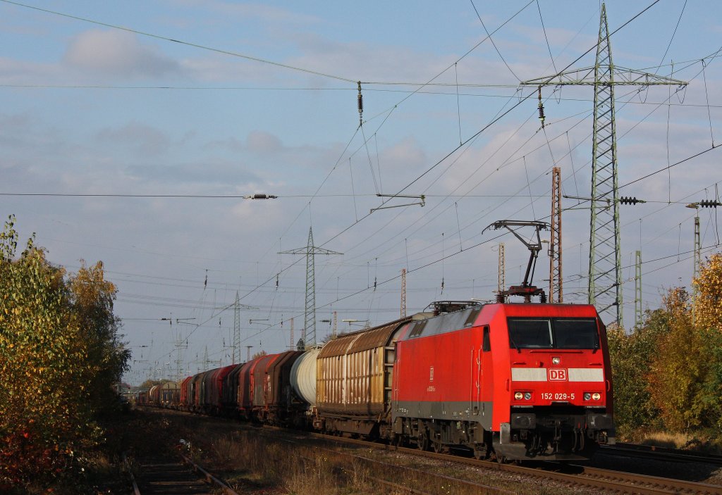 152 029 am 30.10.11 mit einem gemischten Gterzug bei der Durchfahrt durch Ratingen-Lintorf.
