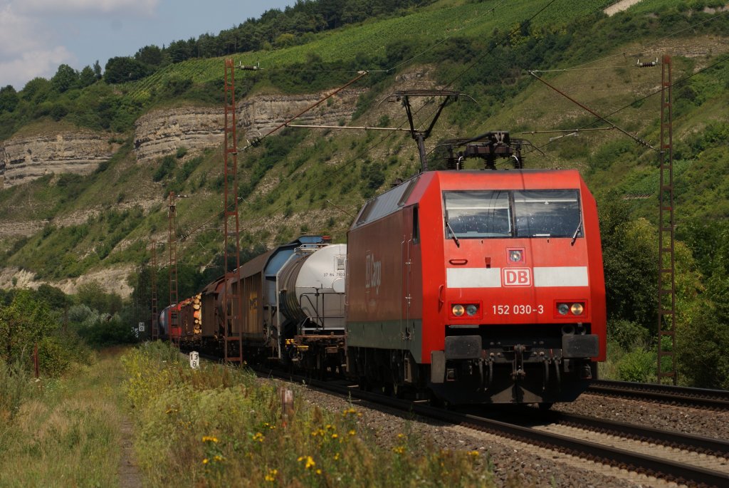152 030-3 mit einem gemischten Gterzug in Thngersheim am 31.07.2010