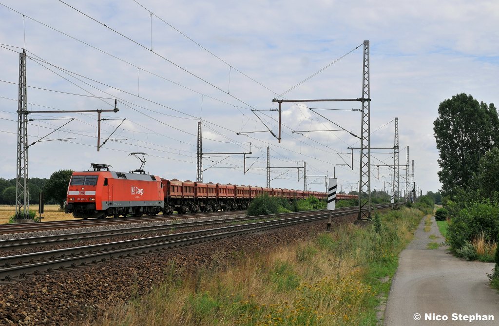 152 030-3 schlich mit ihrem vollen Schotterzug langsam ber die P-Zug-Strecke gen Wnstorf (06.08.10 Dedensen-Gmmer)