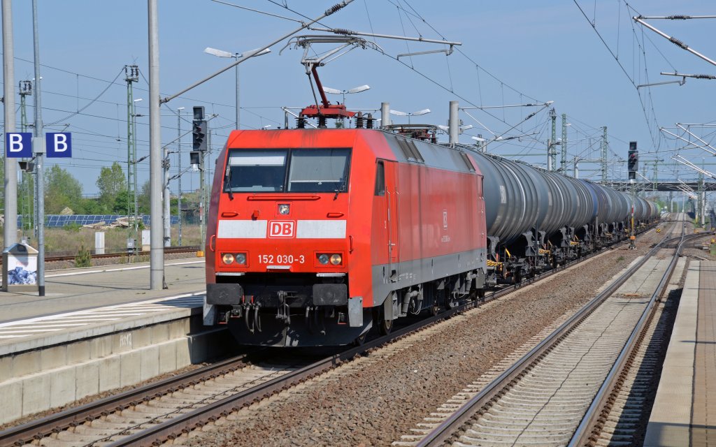 152 030 zog am 01.05.12 einen Kesselwagenzug durch Bitterfeld Richtung Halle/Leipzig.