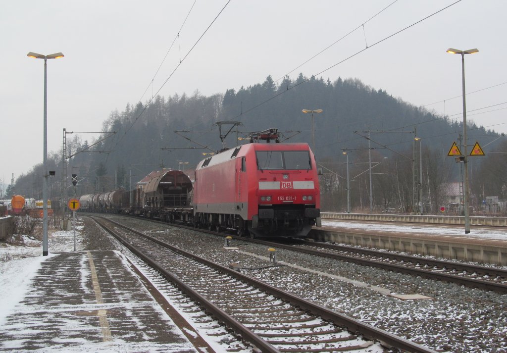 152 031-1 zieht am 20. Januar 2013 einen gemischten Gterzug durch Pressig-Rothenkirchen in Richtung Ludwigsstadt.