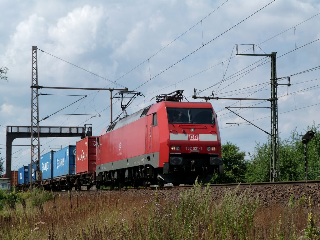 152 031 fhrt am 30.07.13 mit einem Containerzug aus Richtung Wunstorf nach Seelze.
Eingefangen bei Dedensen-Gmmer.
Gre an den TF!