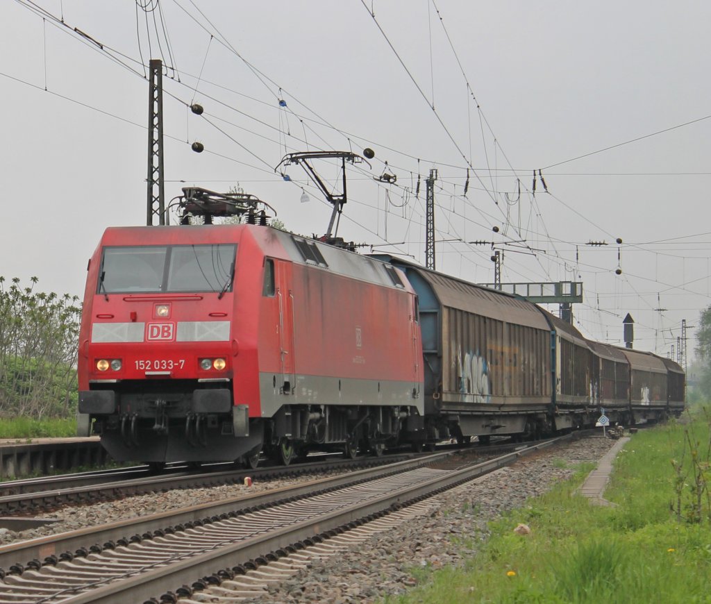 152 033-7 mit einem Schiebewandwagenzug am 02.05.2013 am Ende der Baustelle in Kenzingen. Die 152 033-7 war die erste Gterlokomotive, die mit einem Planmigen Gterzug durch den Katzenbergtunnel am 05.12.2012 gefahren ist.